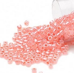 Seed beads, Delica 11/0, lys koral, 7,5 gram. DB0235V
