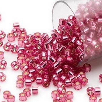 Delica seed beads fra Miyuki i smuk silver-lined pink rose, 7,5 gram. DB1341V
