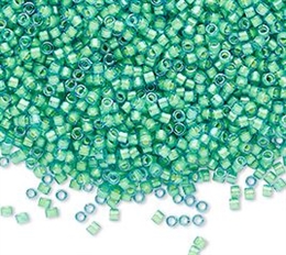 Delica seed beads fra Miuyki i skøn color-lined luminous neon green, 7,5 gram. DB2053V