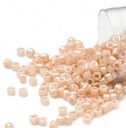 Fine Delica seed beads fra Miuyki i smuk opaque luster caramel, 7,5 gram. DB0205V